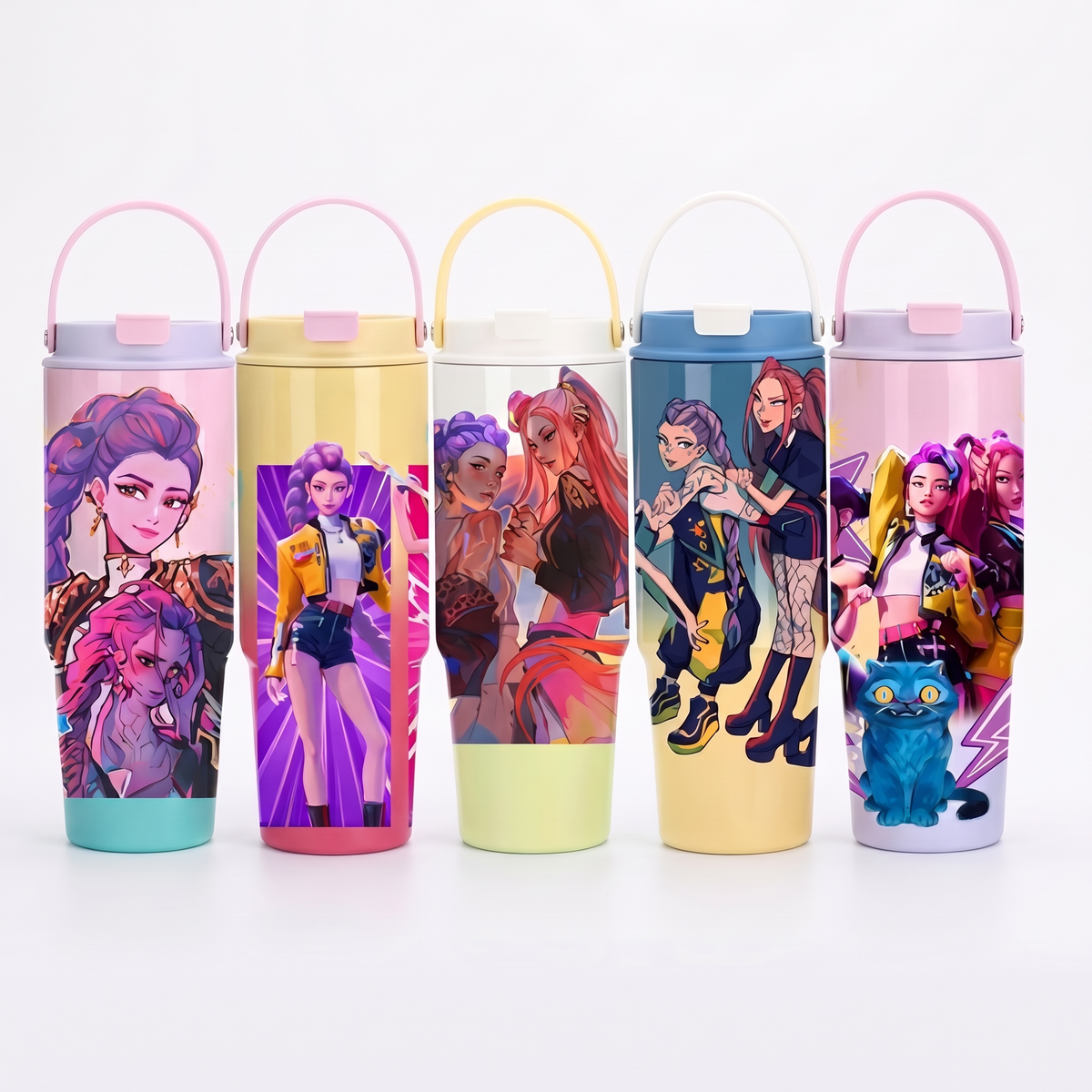 Botella térmica tipo tumbler Guerreras K-Pop de 1000ml con manilla y bombilla, fondo blanco