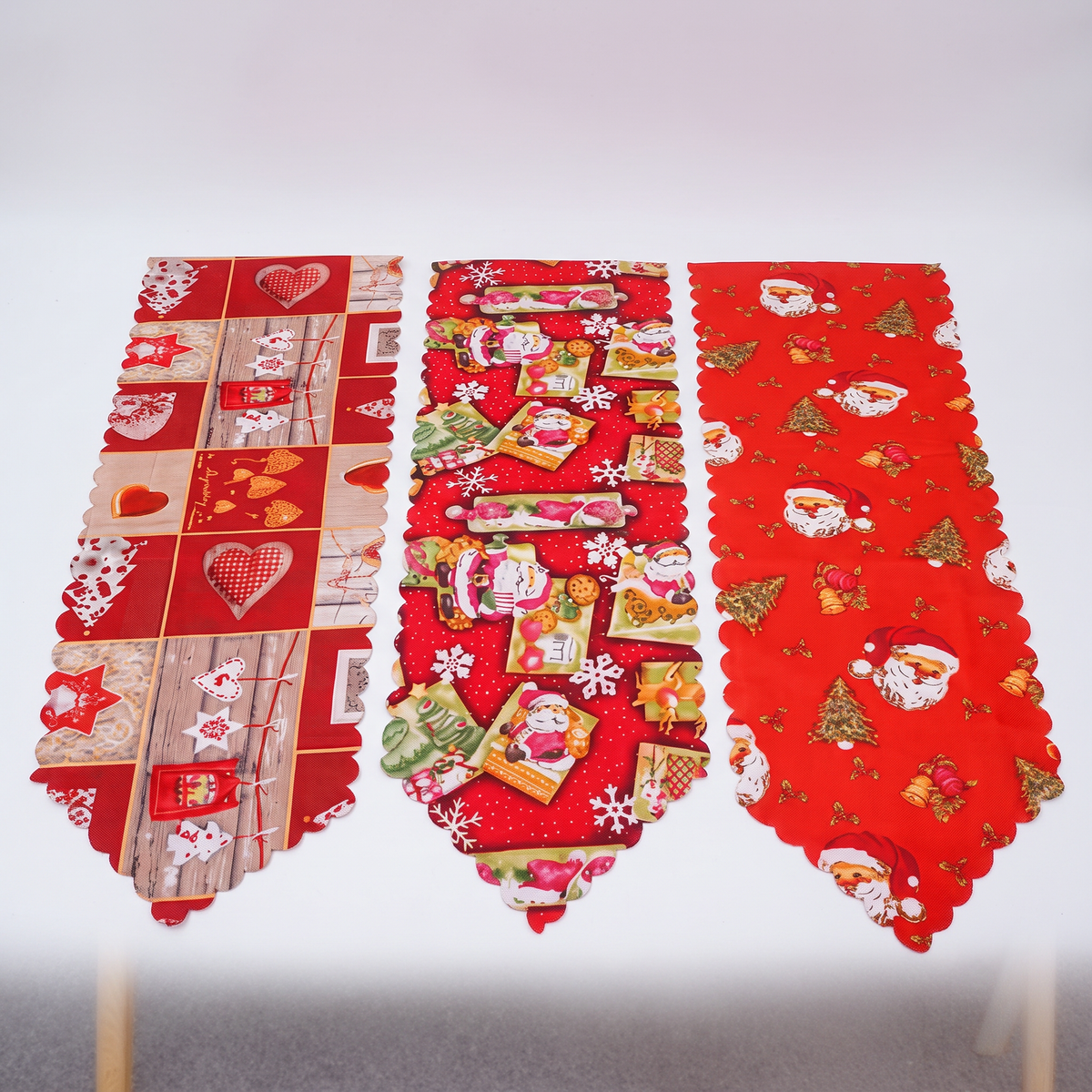 Caminos de mesa navideños 30x180cm con estampados rojos de Viejo Pascuero y muñecos de nieve, fondo blanco