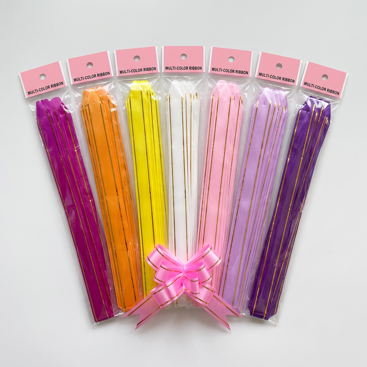 Paquetes de cinta lazo de regalo en colores morado, naranjo, amarillo, blanco y rosado con moño armado, fondo blanco