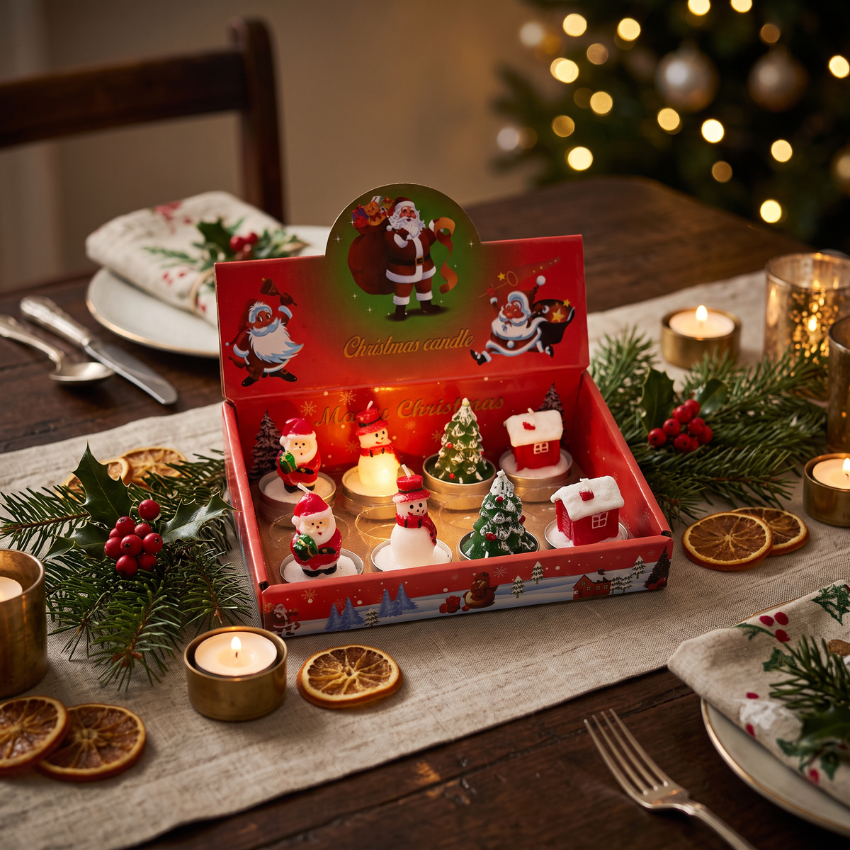 Velas navideñas encendidas en mesa con ramas de pino y bayas rojas