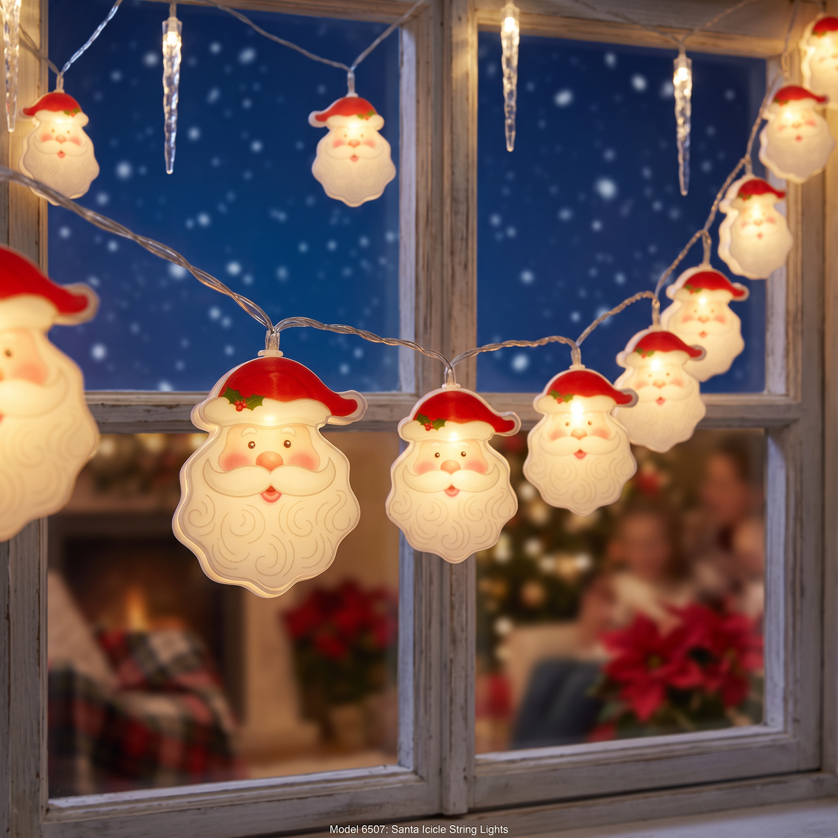 Luces con figura de Viejo Pascuero encendidas en marco de ventana