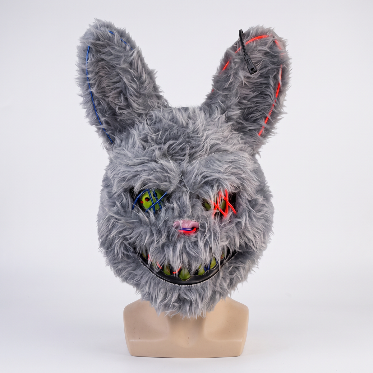 Máscara Halloween de terror conejo gris de peluche con dientes afilados en cabeza de maniquí, fondo blanco