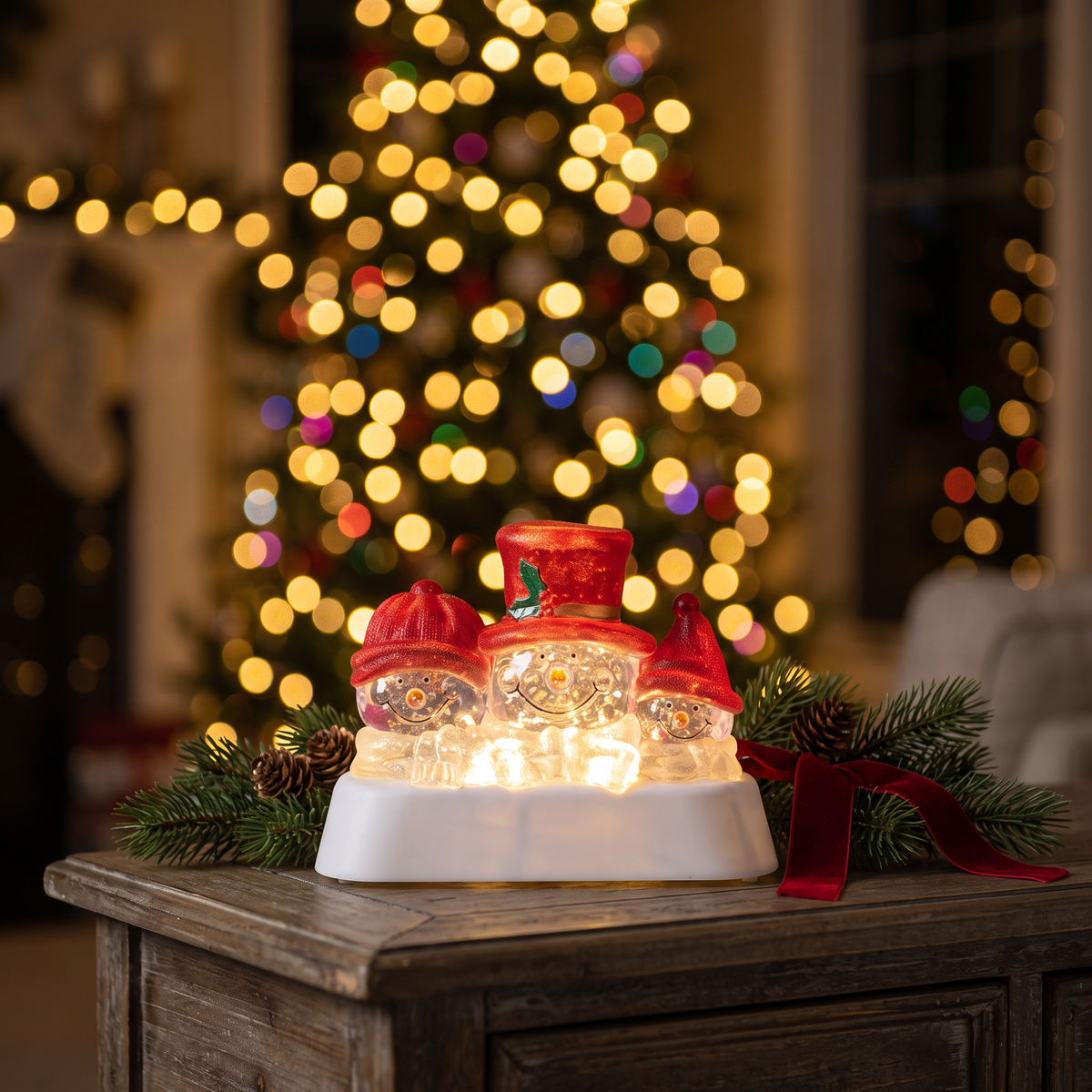 LED Muñeco de Nieve Rojo 21x15cm encendido sobre mesa de living navideño