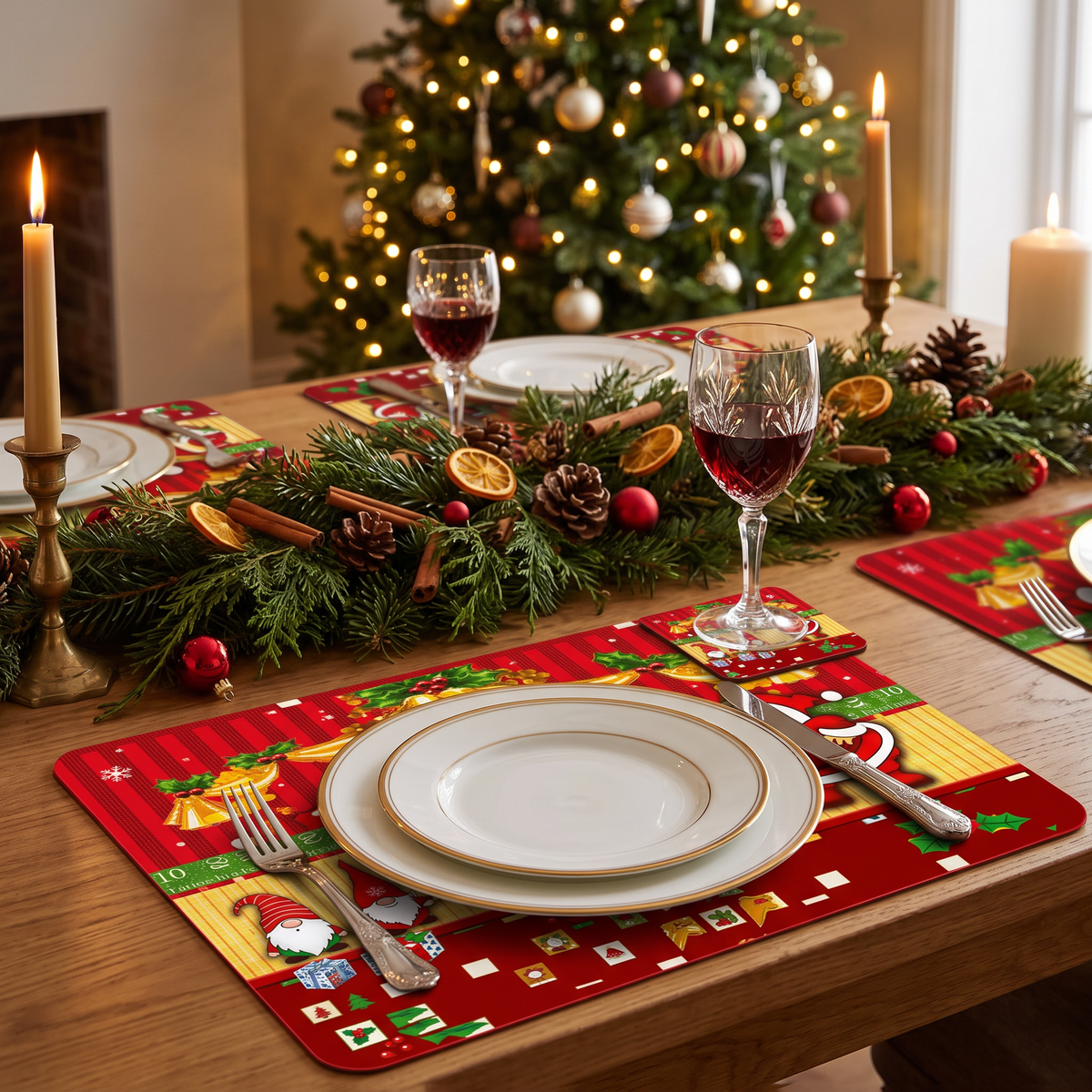 Set de individuales y posavasos navideños puestos en mesa servida